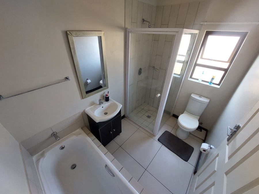 1 Bedroom Property for Sale in Rooihuiskraal North Gauteng