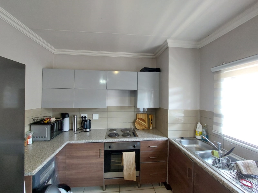 1 Bedroom Property for Sale in Rooihuiskraal North Gauteng