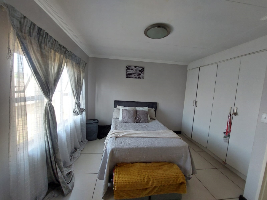 1 Bedroom Property for Sale in Rooihuiskraal North Gauteng