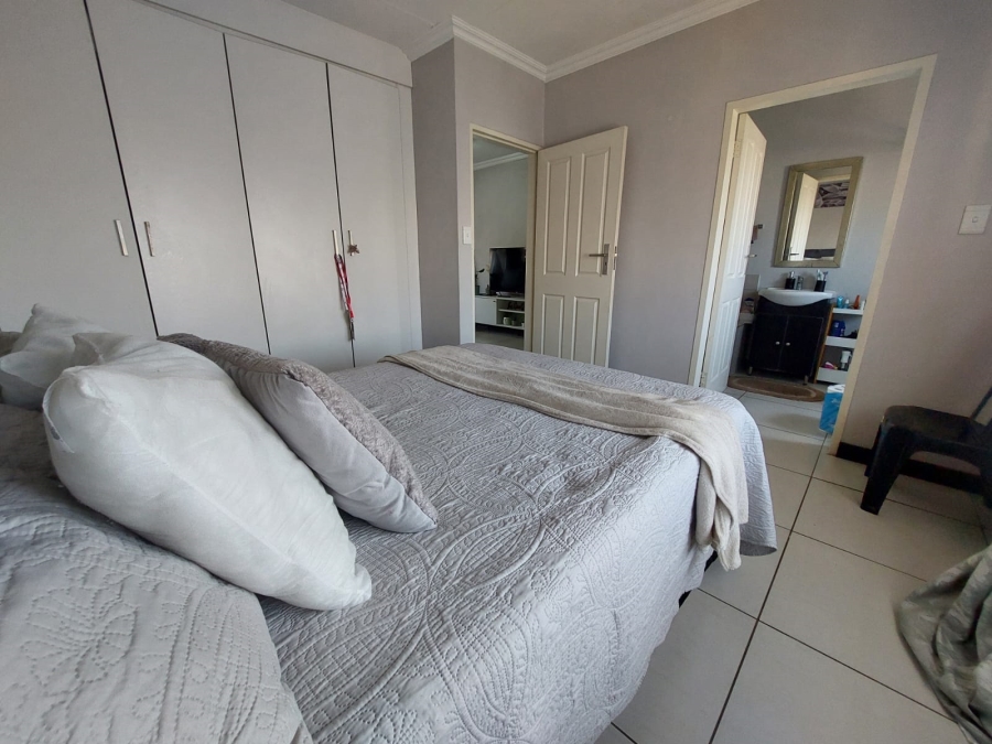 1 Bedroom Property for Sale in Rooihuiskraal North Gauteng