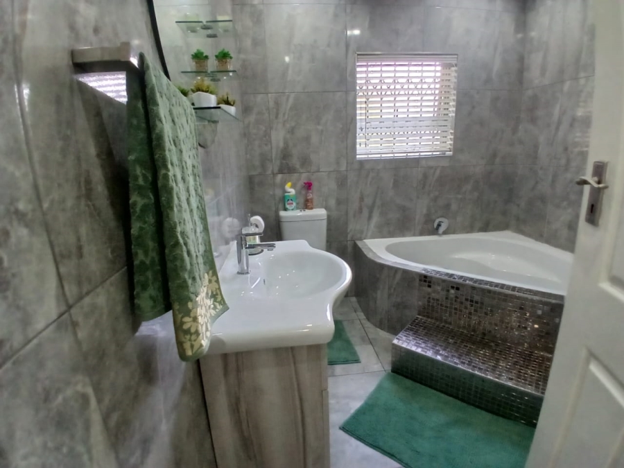 8 Bedroom Property for Sale in Selcourt Gauteng