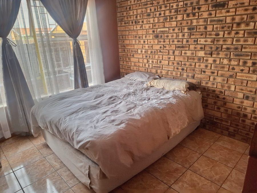 2 Bedroom Property for Sale in Finsbury Gauteng