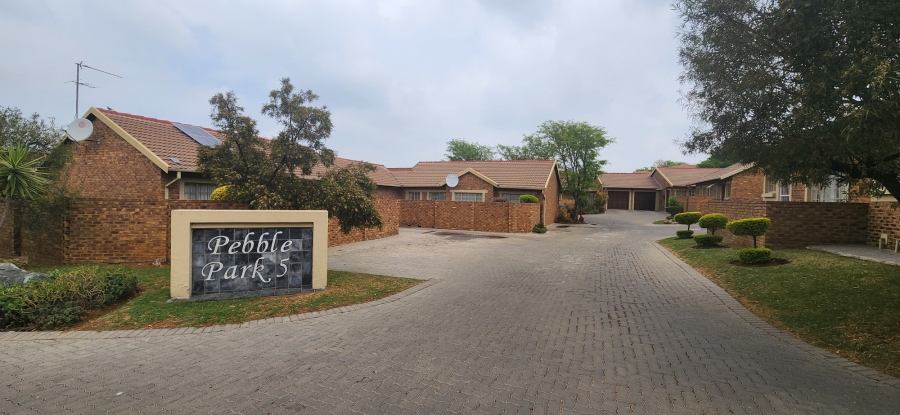 To Let 2 Bedroom Property for Rent in Greenstone Hill Gauteng