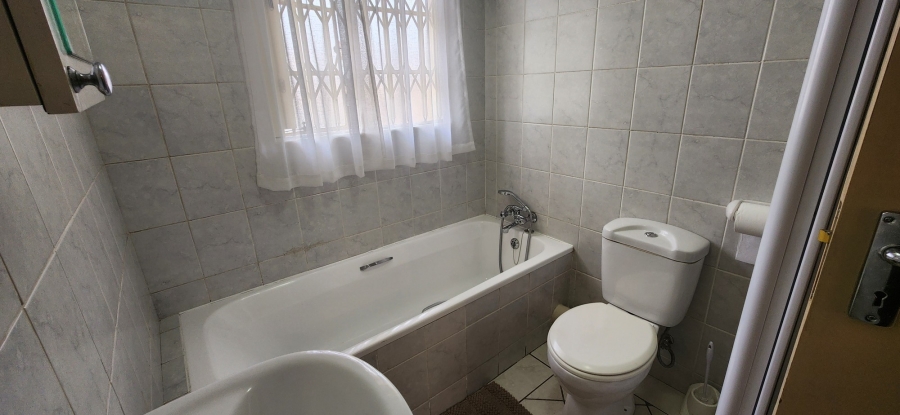 To Let 2 Bedroom Property for Rent in Greenstone Hill Gauteng