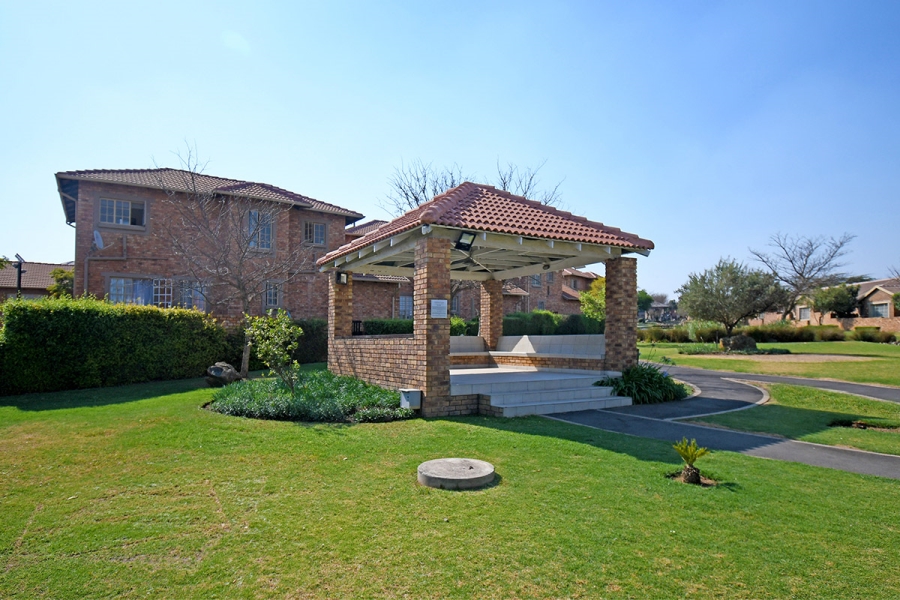 To Let 2 Bedroom Property for Rent in Greenstone Hill Gauteng