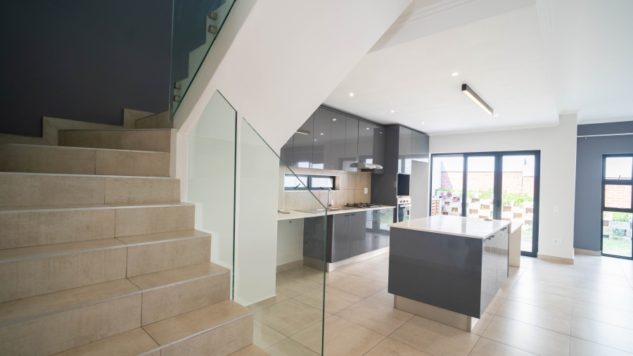 To Let 3 Bedroom Property for Rent in Hurlingham Gauteng