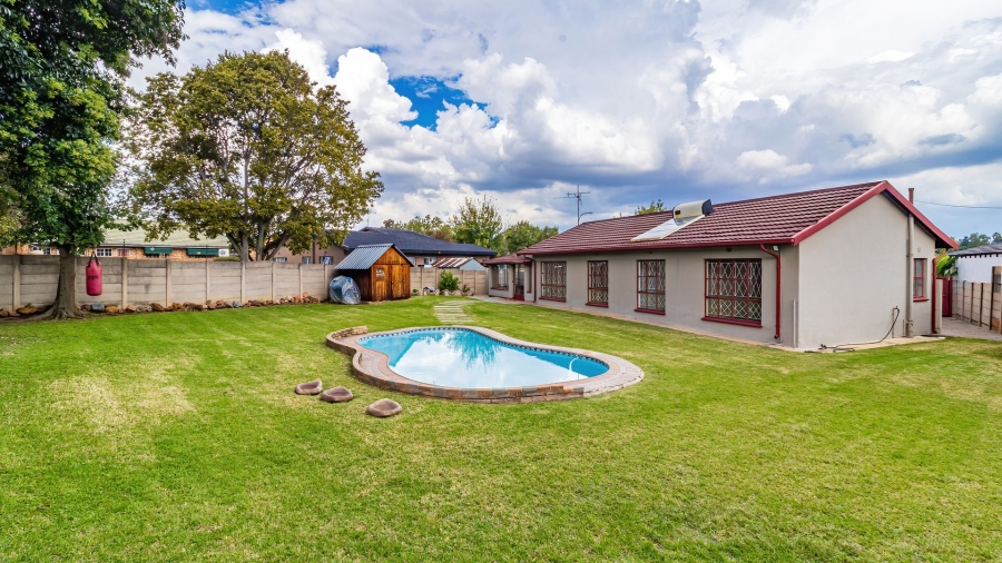 4 Bedroom Property for Sale in Brackendowns Gauteng