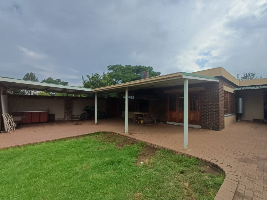 5 Bedroom Property for Sale in Theoville Gauteng