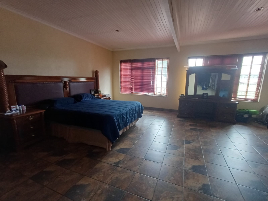 5 Bedroom Property for Sale in Theoville Gauteng