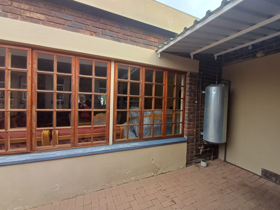 5 Bedroom Property for Sale in Theoville Gauteng