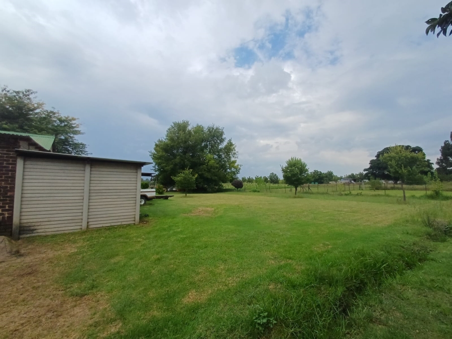 5 Bedroom Property for Sale in Theoville Gauteng