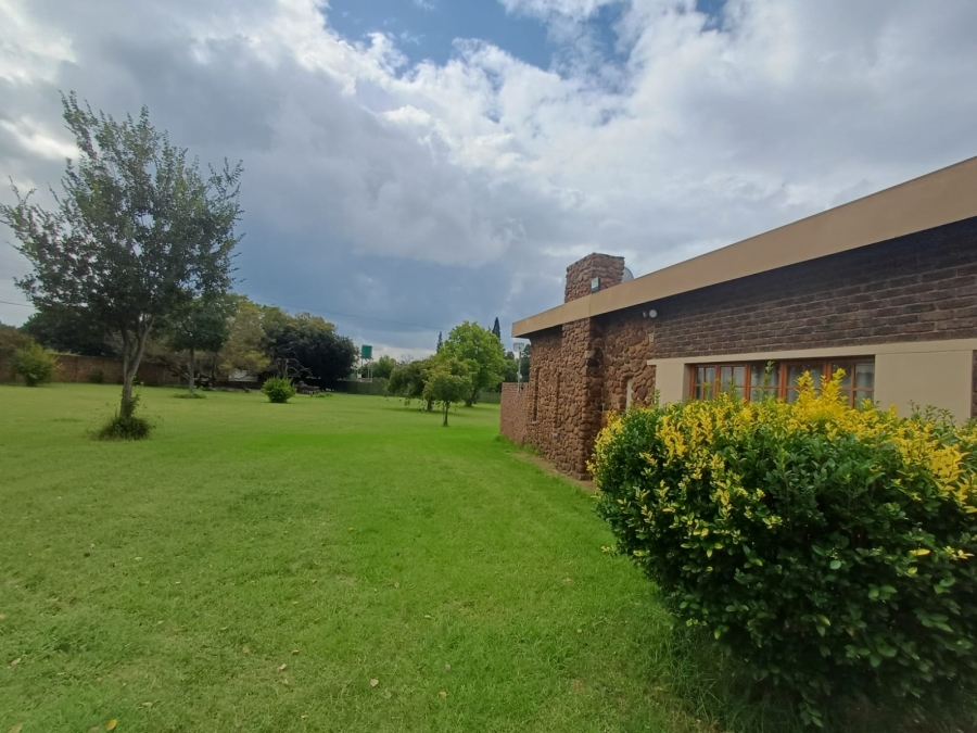 5 Bedroom Property for Sale in Theoville Gauteng