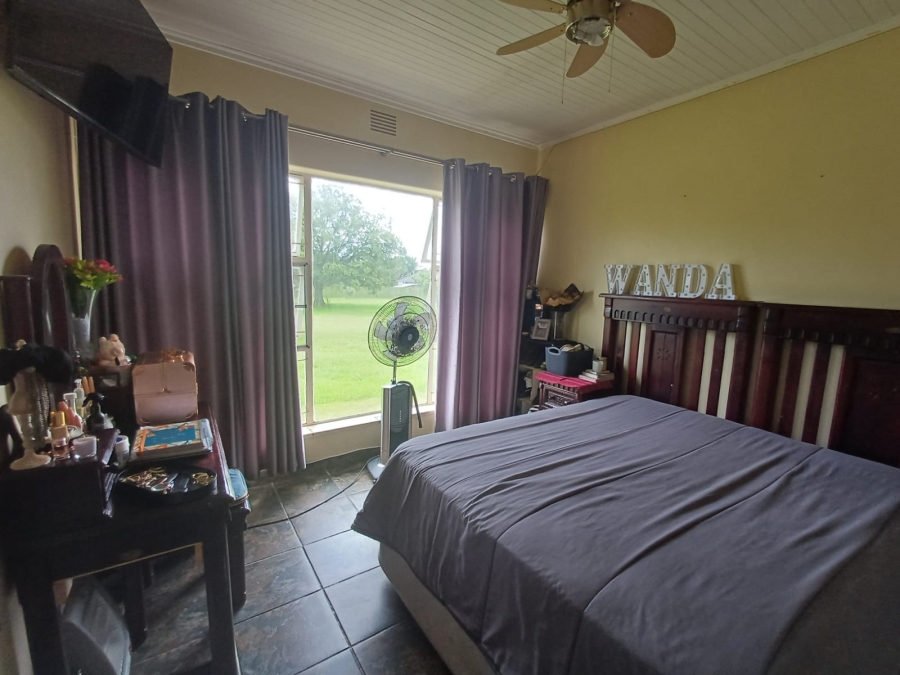 5 Bedroom Property for Sale in Theoville Gauteng