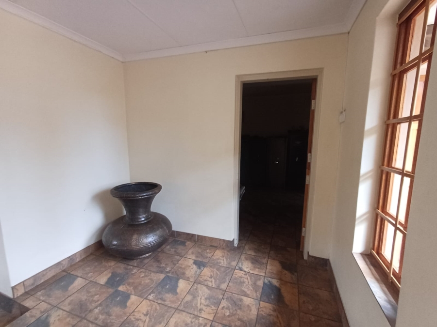5 Bedroom Property for Sale in Theoville Gauteng