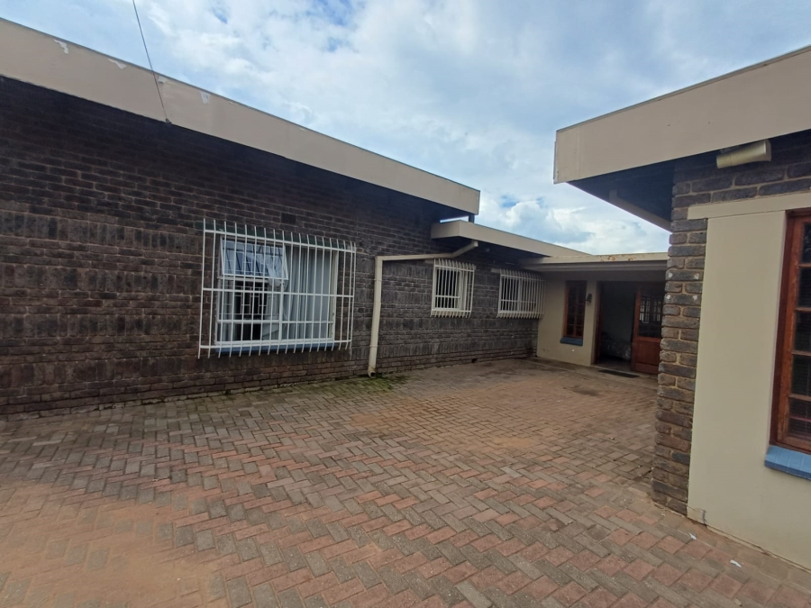 5 Bedroom Property for Sale in Theoville Gauteng