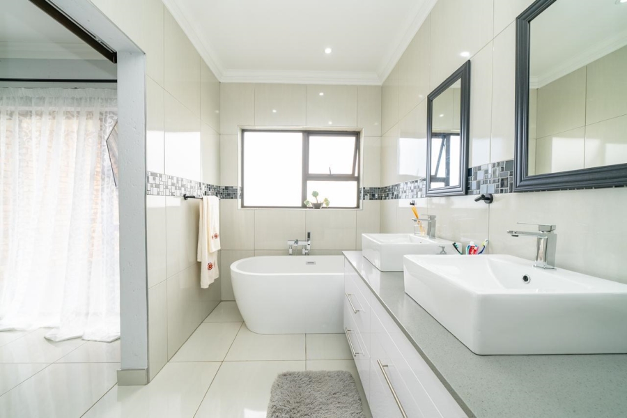 4 Bedroom Property for Sale in Helderwyk Gauteng