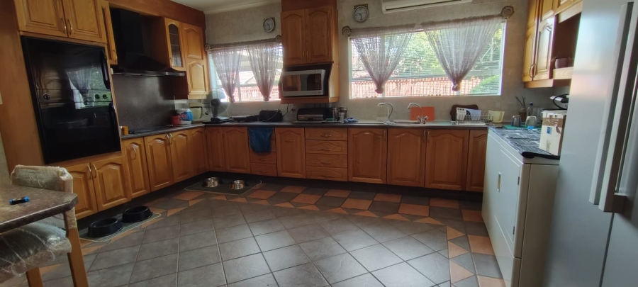 6 Bedroom Property for Sale in Helikonpark Gauteng