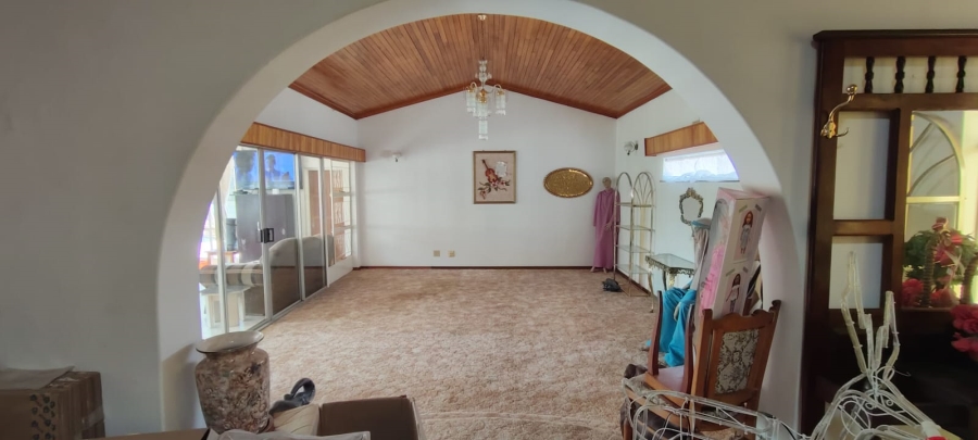 6 Bedroom Property for Sale in Helikonpark Gauteng