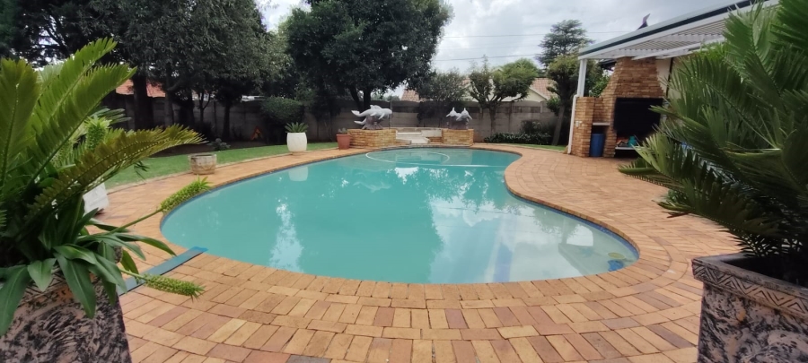 6 Bedroom Property for Sale in Helikonpark Gauteng