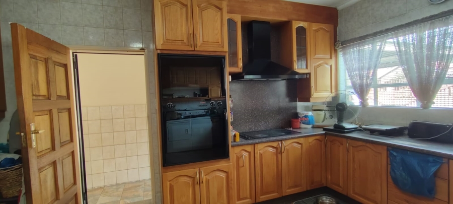 6 Bedroom Property for Sale in Helikonpark Gauteng