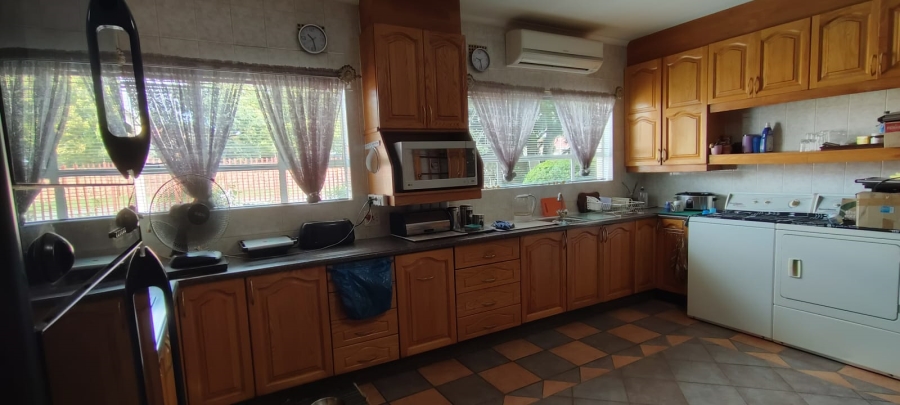 6 Bedroom Property for Sale in Helikonpark Gauteng