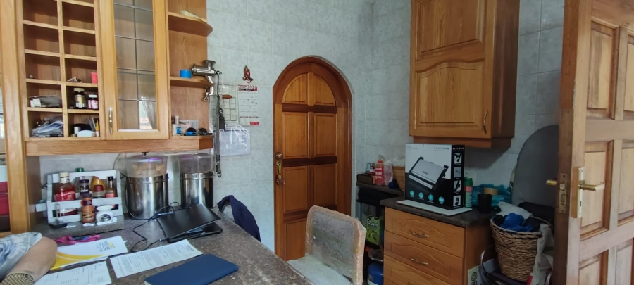 6 Bedroom Property for Sale in Helikonpark Gauteng