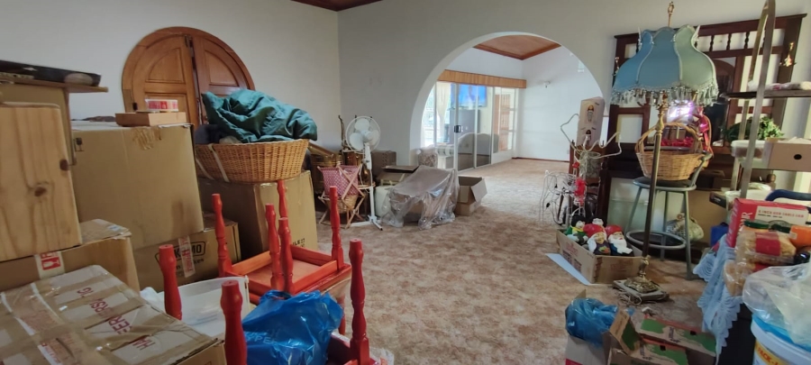 6 Bedroom Property for Sale in Helikonpark Gauteng