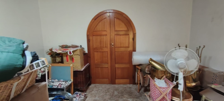 6 Bedroom Property for Sale in Helikonpark Gauteng