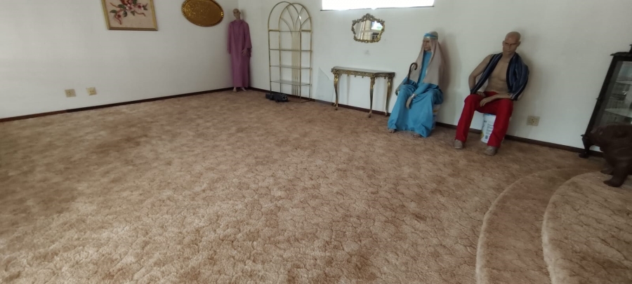 6 Bedroom Property for Sale in Helikonpark Gauteng