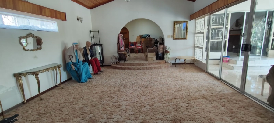 6 Bedroom Property for Sale in Helikonpark Gauteng