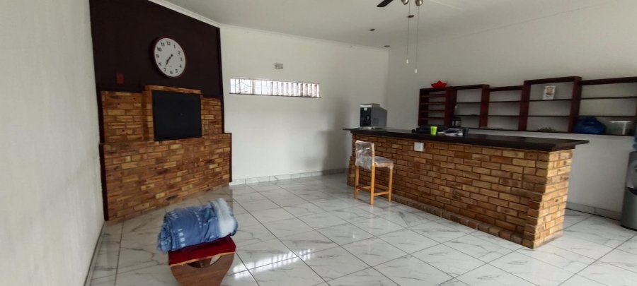 6 Bedroom Property for Sale in Helikonpark Gauteng