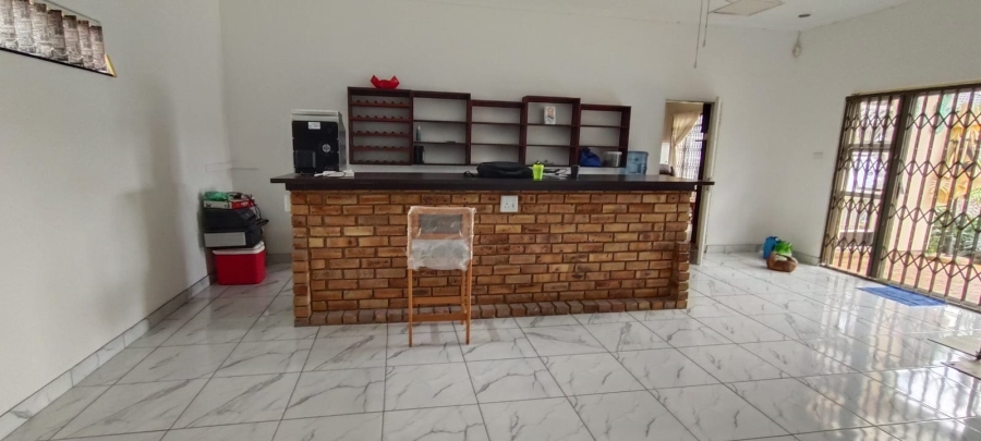 6 Bedroom Property for Sale in Helikonpark Gauteng