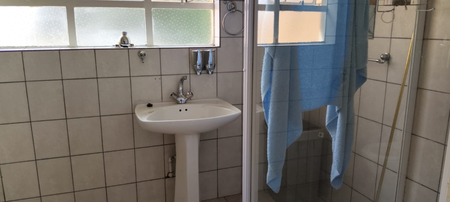 6 Bedroom Property for Sale in Helikonpark Gauteng