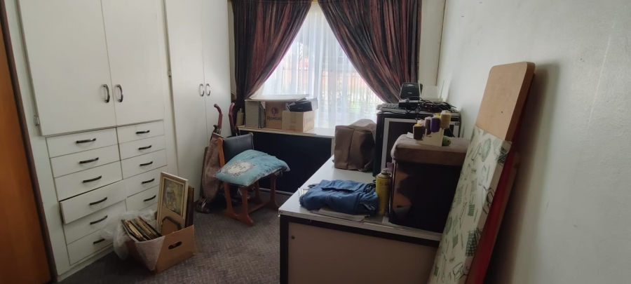 6 Bedroom Property for Sale in Helikonpark Gauteng