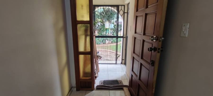 6 Bedroom Property for Sale in Helikonpark Gauteng