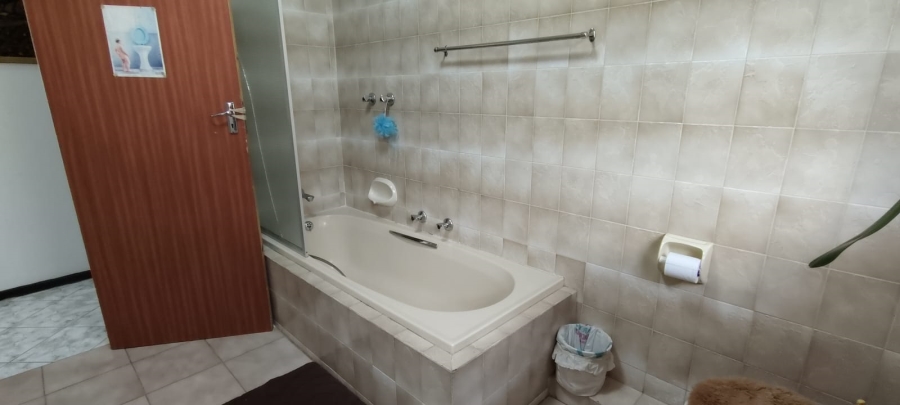 6 Bedroom Property for Sale in Helikonpark Gauteng