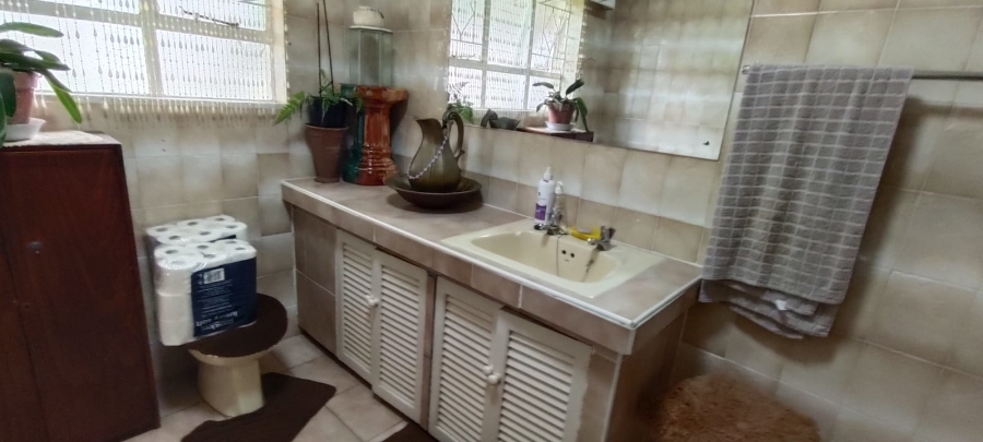 6 Bedroom Property for Sale in Helikonpark Gauteng