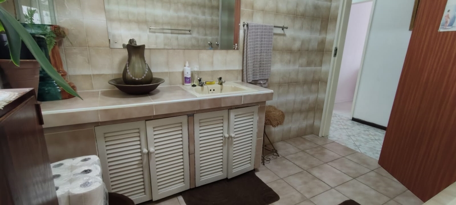 6 Bedroom Property for Sale in Helikonpark Gauteng