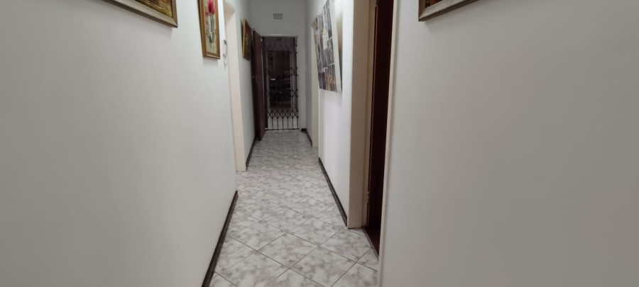 6 Bedroom Property for Sale in Helikonpark Gauteng