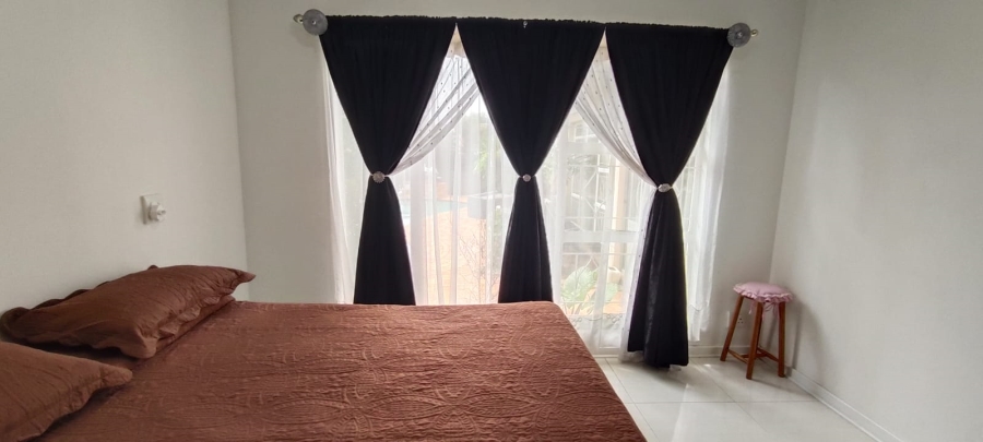 6 Bedroom Property for Sale in Helikonpark Gauteng