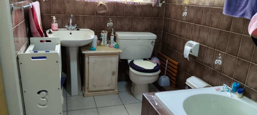 6 Bedroom Property for Sale in Helikonpark Gauteng