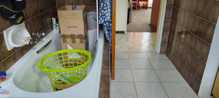 6 Bedroom Property for Sale in Helikonpark Gauteng