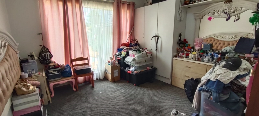 6 Bedroom Property for Sale in Helikonpark Gauteng