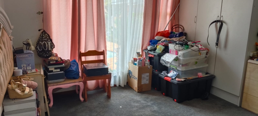 6 Bedroom Property for Sale in Helikonpark Gauteng