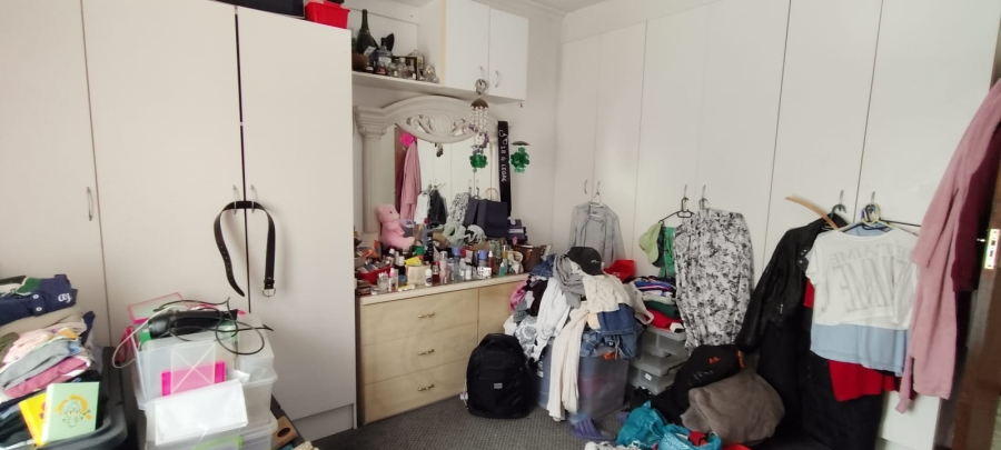 6 Bedroom Property for Sale in Helikonpark Gauteng