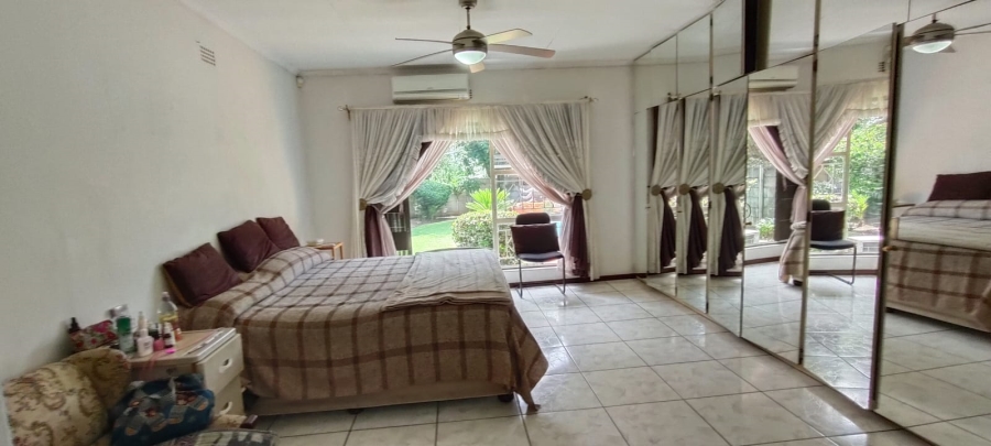 6 Bedroom Property for Sale in Helikonpark Gauteng