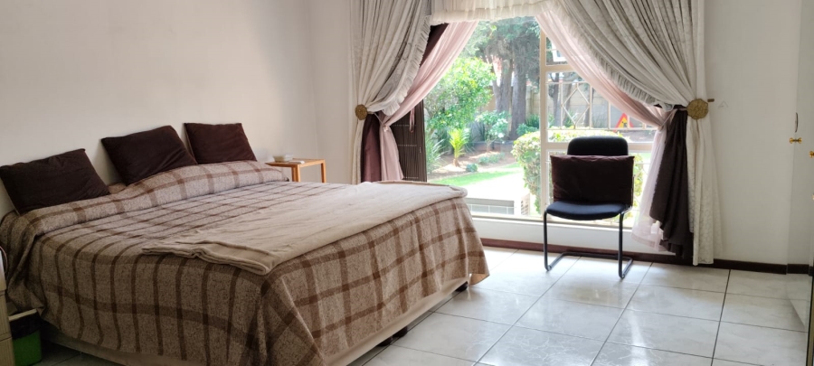 6 Bedroom Property for Sale in Helikonpark Gauteng