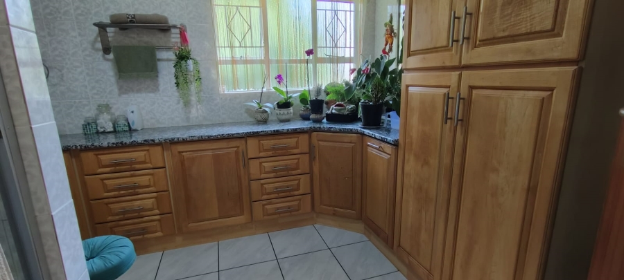 6 Bedroom Property for Sale in Helikonpark Gauteng