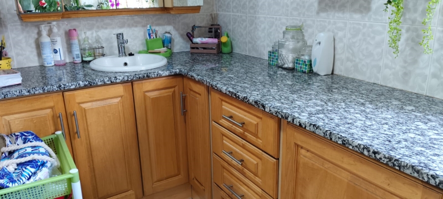 6 Bedroom Property for Sale in Helikonpark Gauteng