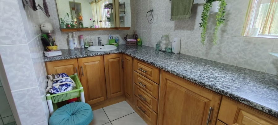 6 Bedroom Property for Sale in Helikonpark Gauteng